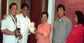 NCWDP head awards plaque to Sir Jojo Esposa.