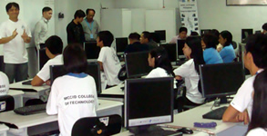 Sir Jojo interprets Mr. Julius Serrano during web accessibility seminar in CICT, UP Diliman