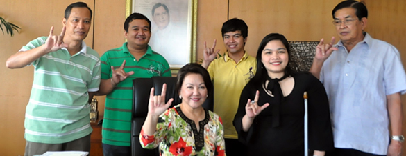 Mayor Silverio posts a 143 sign together with officials and MCCID team.